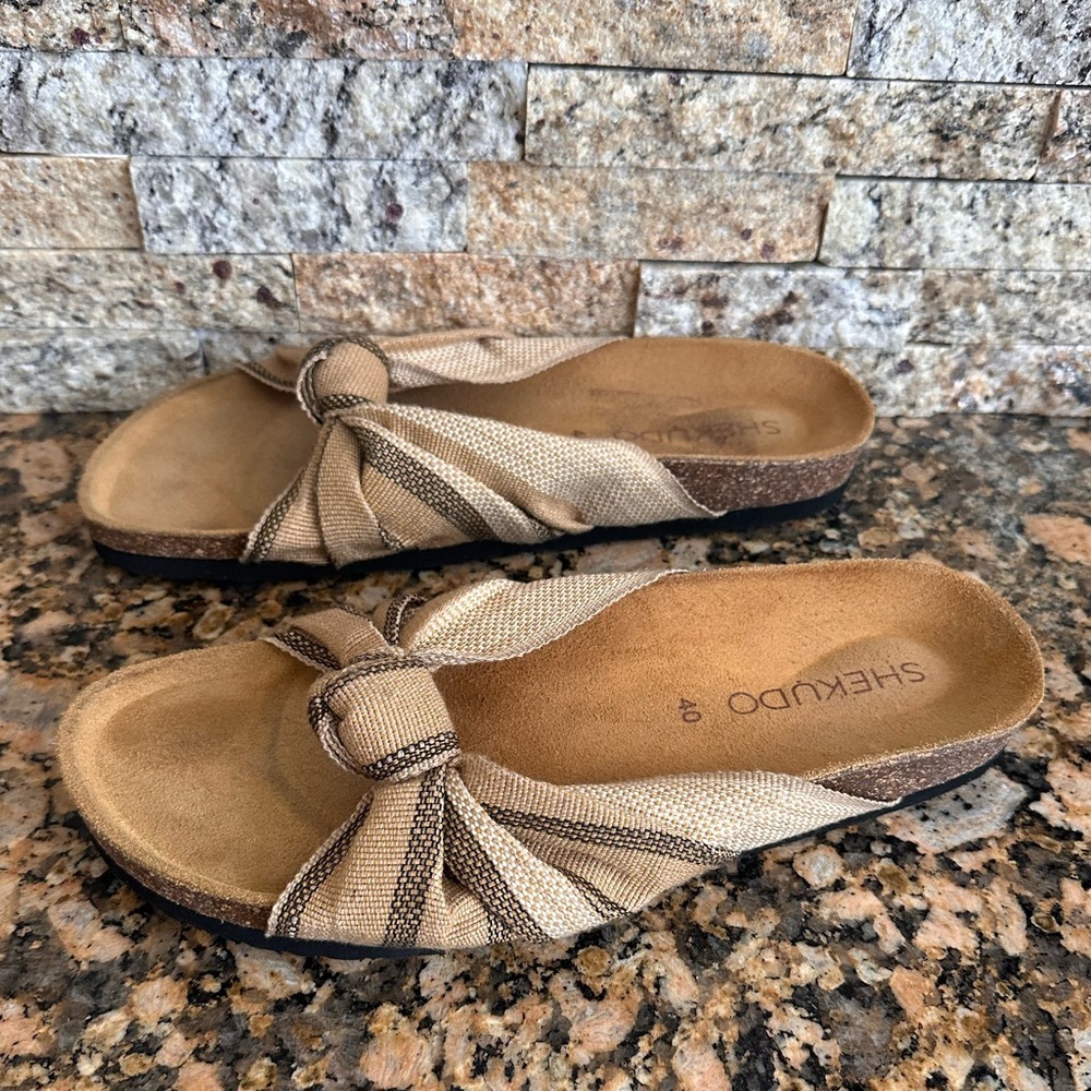 Shekudo Bahia Knot Slide
Sandals In Neutral - Picture 4 of 8